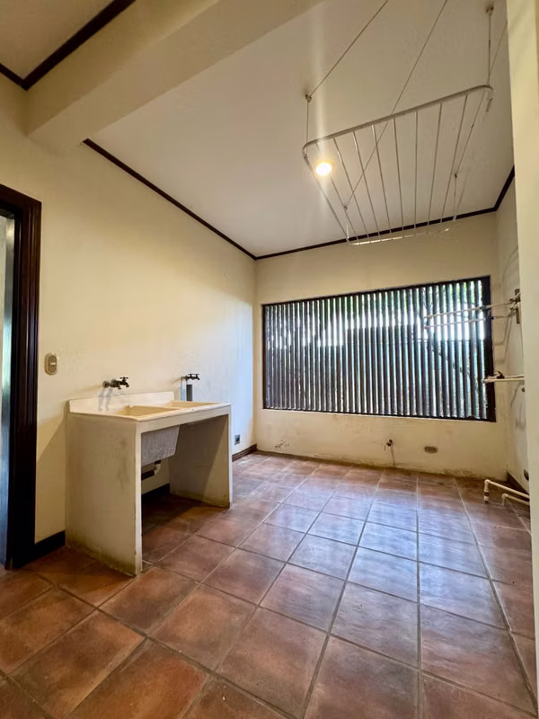 Casa de 3 Habitaciones con Piscina y Gran Lote en Venta en Hacienda Los Reyes