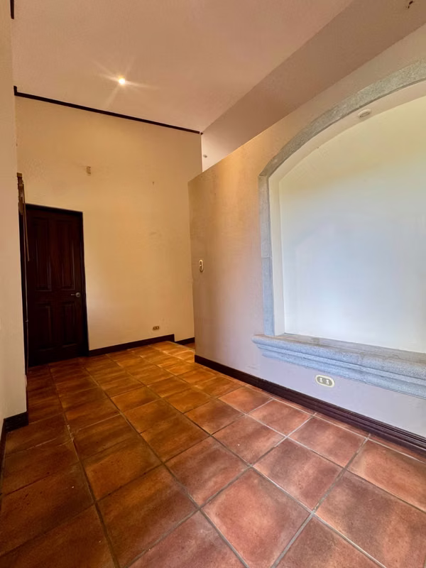 Casa de 3 Habitaciones con Piscina y Gran Lote en Venta en Hacienda Los Reyes