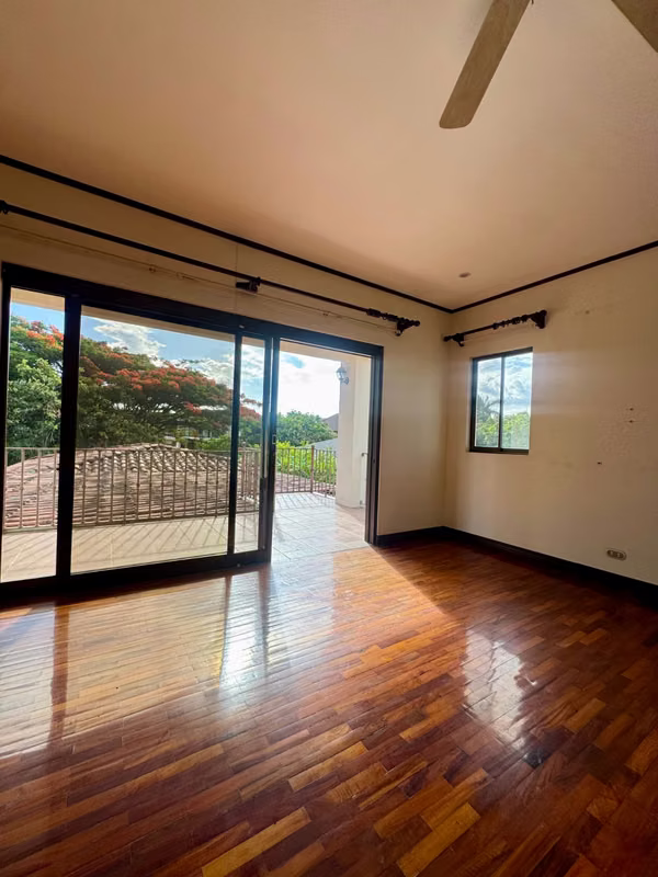 Casa de 3 Habitaciones con Piscina y Gran Lote en Venta en Hacienda Los Reyes