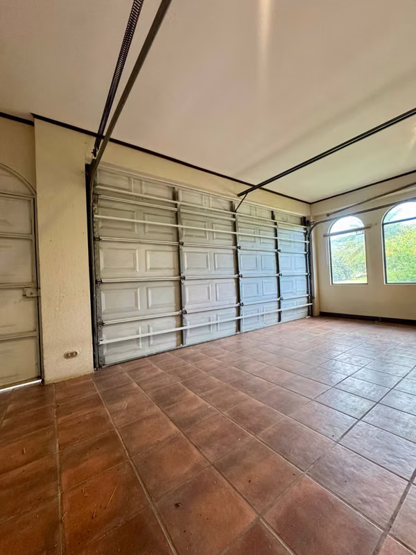 Casa de 3 Habitaciones con Piscina y Gran Lote en Venta en Hacienda Los Reyes