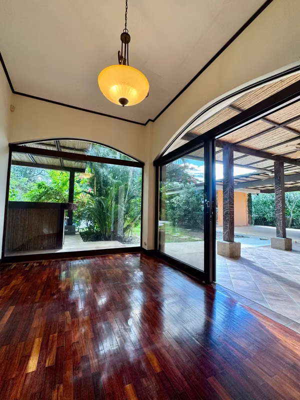 Casa de 3 Habitaciones con Piscina y Gran Lote en Venta en Hacienda Los Reyes