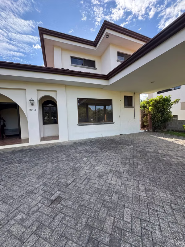 Casa de 3 Habitaciones con Piscina y Gran Lote en Venta en Hacienda Los Reyes