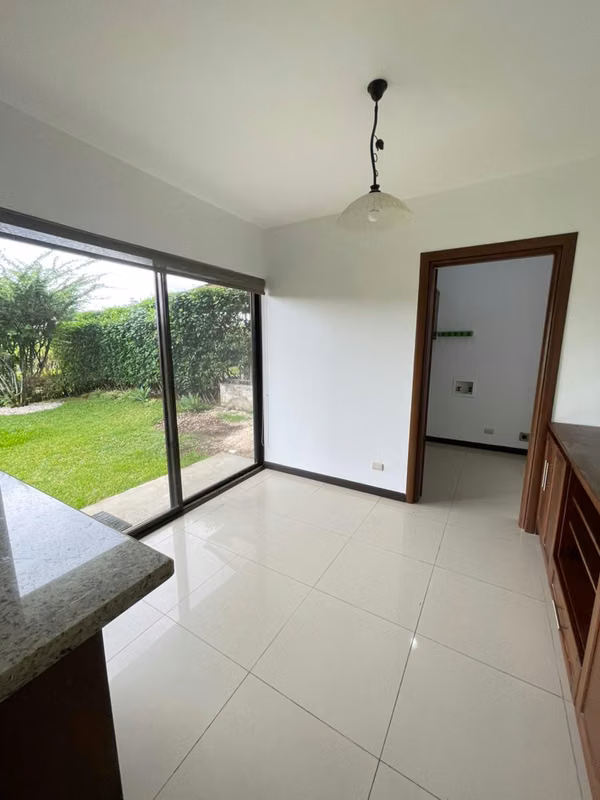 ¡CASA AMPLIA EN ALQUILER EN HACIENDA LOS REYES – LA GUÁCIMA, ALAJUELA!