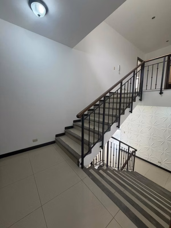 ¡CASA AMPLIA EN ALQUILER EN HACIENDA LOS REYES – LA GUÁCIMA, ALAJUELA!