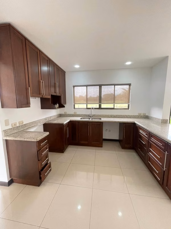 ¡CASA AMPLIA EN ALQUILER EN HACIENDA LOS REYES – LA GUÁCIMA, ALAJUELA!