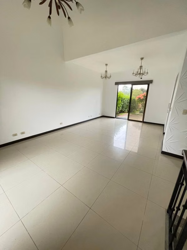 ¡CASA AMPLIA EN ALQUILER EN HACIENDA LOS REYES – LA GUÁCIMA, ALAJUELA!