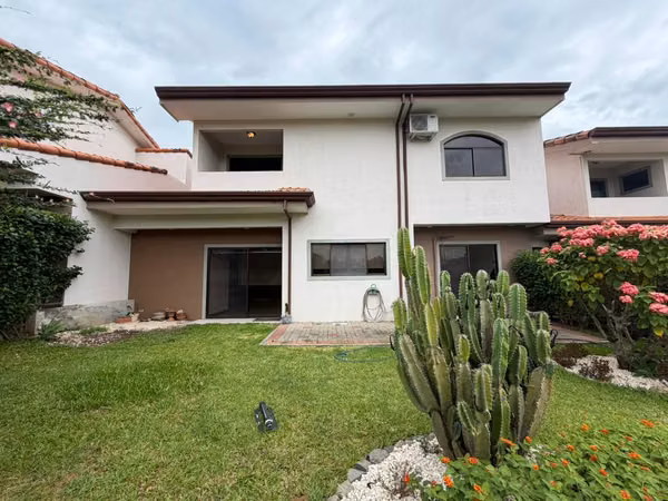 ¡CASA AMPLIA EN ALQUILER EN HACIENDA LOS REYES – LA GUÁCIMA, ALAJUELA!