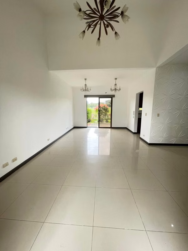 ¡CASA AMPLIA EN ALQUILER EN HACIENDA LOS REYES – LA GUÁCIMA, ALAJUELA!