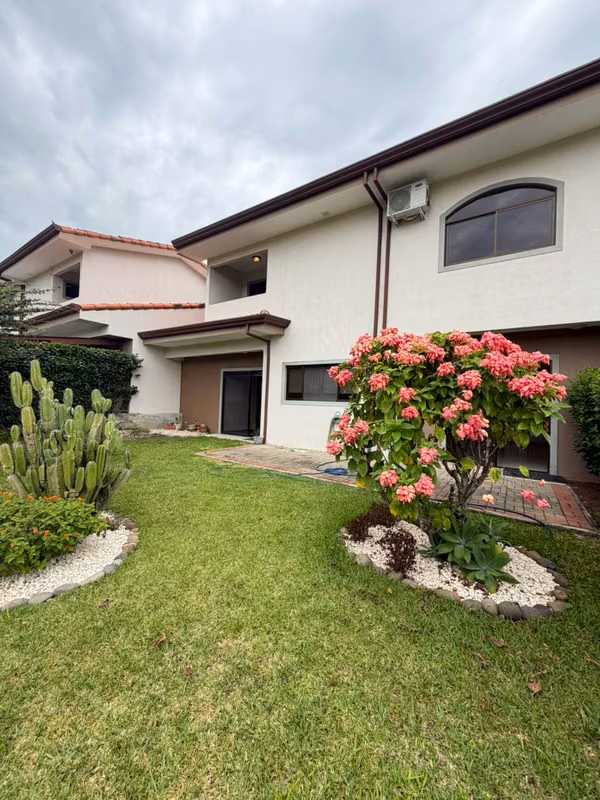 ¡CASA AMPLIA EN ALQUILER EN HACIENDA LOS REYES – LA GUÁCIMA, ALAJUELA!