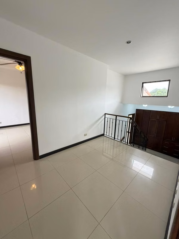 ¡CASA AMPLIA EN ALQUILER EN HACIENDA LOS REYES – LA GUÁCIMA, ALAJUELA!