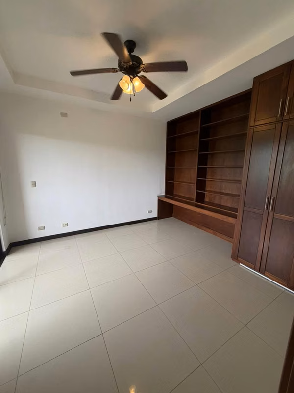 ¡CASA AMPLIA EN ALQUILER EN HACIENDA LOS REYES – LA GUÁCIMA, ALAJUELA!