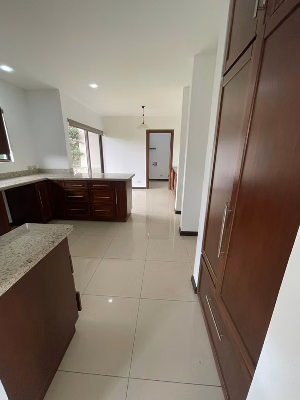 ¡CASA AMPLIA EN ALQUILER EN HACIENDA LOS REYES – LA GUÁCIMA, ALAJUELA!