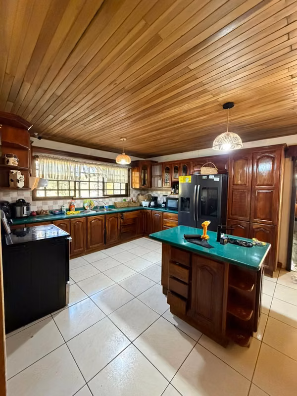 ALQUILER DE CASA TIPO HACIENDA SEMI AMUEBLADA EN TURRÚCARES DE ALAJUELA