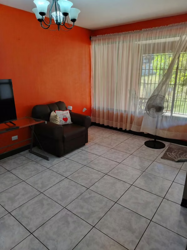 Se alquila casa.