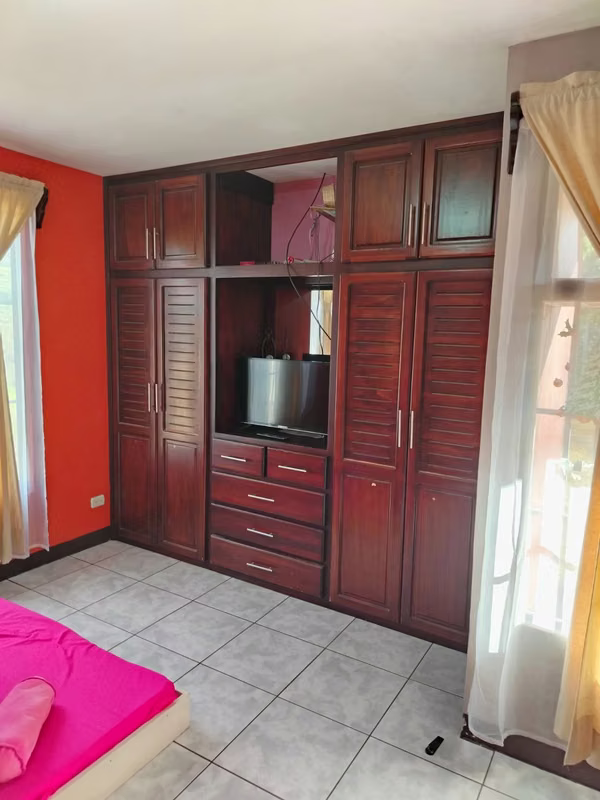 Se alquila casa.
