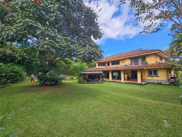 LUXURIOUS HOUSE OF 570 M2 WITH 2,244 M2 LOT IN SAN ANTONIO ESCAZU