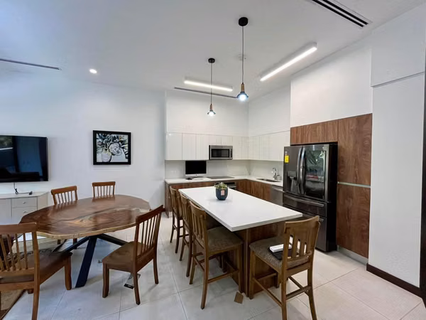 Coffee forests, fully furnished, hermoso- lukoso- large, 3 hab, 2.5 bathrooms, A / C, 2 balconies.