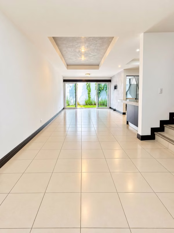 Casa en Alquiler Guachipelín Escazú | Río Palma | 3 Hab + Jardín 3 parqueos