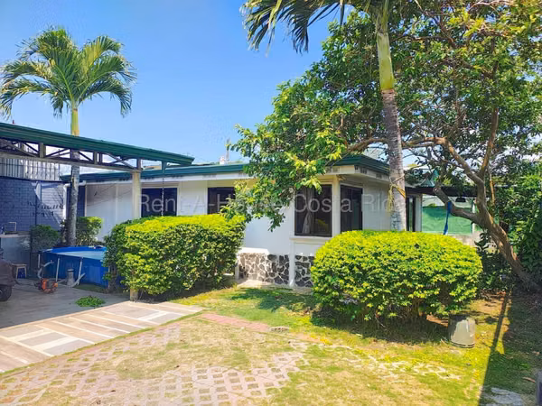 Corner Home in Turrúcares Alajuela | Four Parking Spaces
