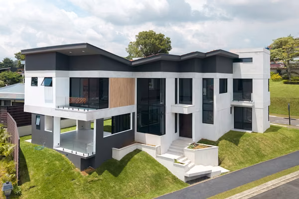 ¡Estrená casa con vista privilegiada en Condominio Tierras de Café, Ulloa de Heredia!