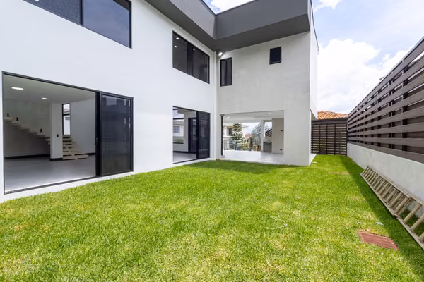 ¡Estrená casa con vista privilegiada en Condominio Tierras de Café, Ulloa de Heredia!