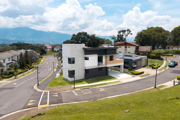 ¡Estrená casa con vista privilegiada en Condominio Tierras de Café, Ulloa de Heredia!