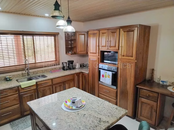 Casa en venta con piscina en San Isidro, Alajuela | 5.000 m²