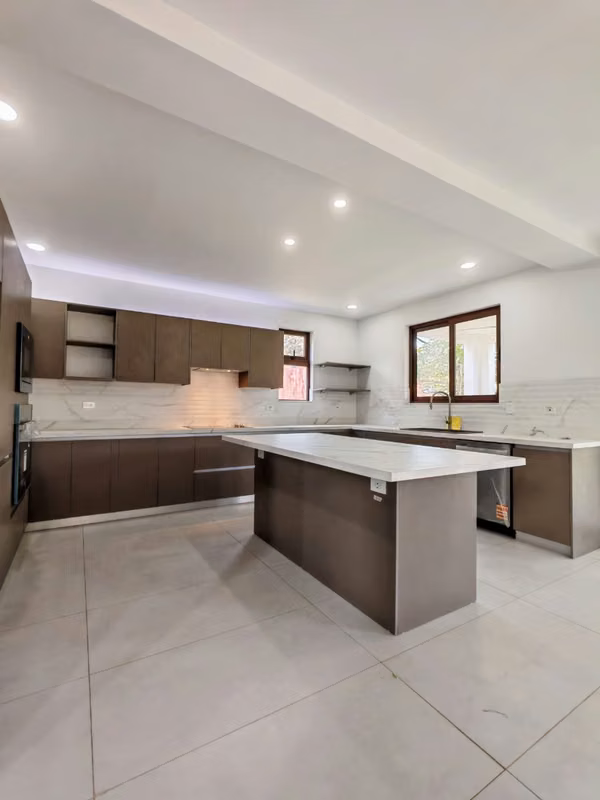 Alquiler / Venta   espectacular casa para estrenar  dos plantas Guacima, Las Vueltas, Provincia de  Alajuela