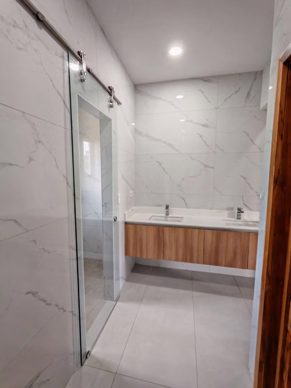 Alquiler / Venta   espectacular casa para estrenar  dos plantas Guacima, Las Vueltas, Provincia de  Alajuela