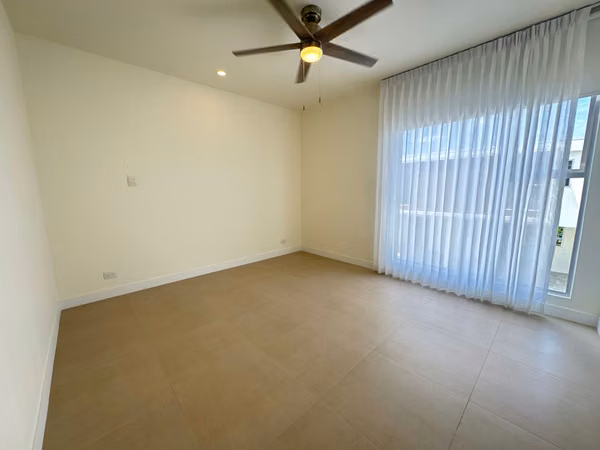 Alquiler de Casa con linea blanca | 3 Habitaciones | Bodega | 2 Parqueos | Full Amueblada $ 2,400