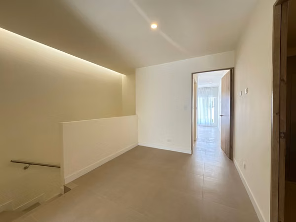 Alquiler de Casa con linea blanca | 3 Habitaciones | Bodega | 2 Parqueos | Full Amueblada $ 2,400