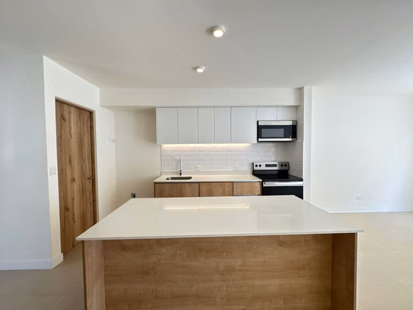 Alquiler de Casa con linea blanca | 3 Habitaciones | Bodega | 2 Parqueos | Full Amueblada $ 2,400