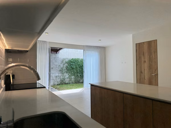 Alquiler de Casa con linea blanca | 3 Habitaciones | Bodega | 2 Parqueos | Full Amueblada $ 2,400