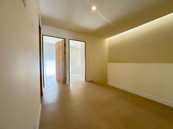 Alquiler de Casa con linea blanca | 3 Habitaciones | Bodega | 2 Parqueos | Full Amueblada $ 2,400