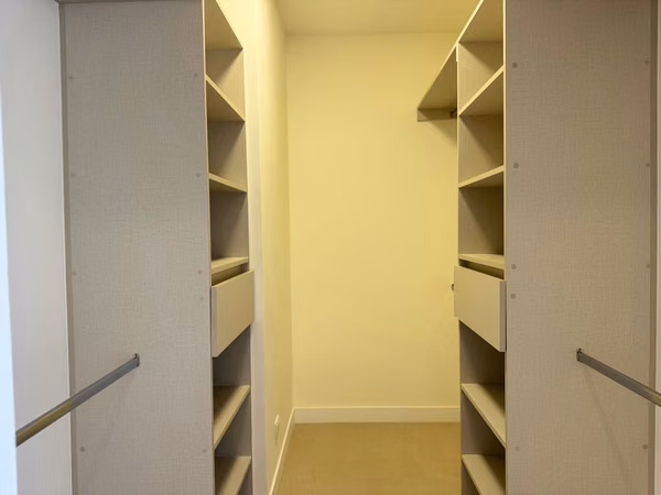 Alquiler de Casa con linea blanca | 3 Habitaciones | Bodega | 2 Parqueos | Full Amueblada $ 2,400