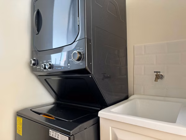 Alquiler de Casa con linea blanca | 3 Habitaciones | Bodega | 2 Parqueos | Full Amueblada $ 2,400