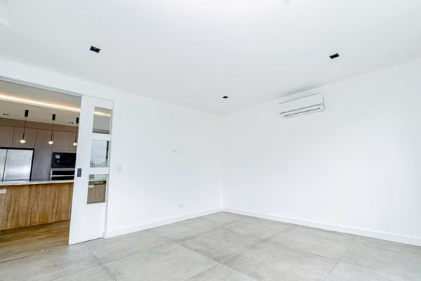 Casa de 5 Habitaciones con Piscina en Alquiler en Valle del Sol, Santa Ana