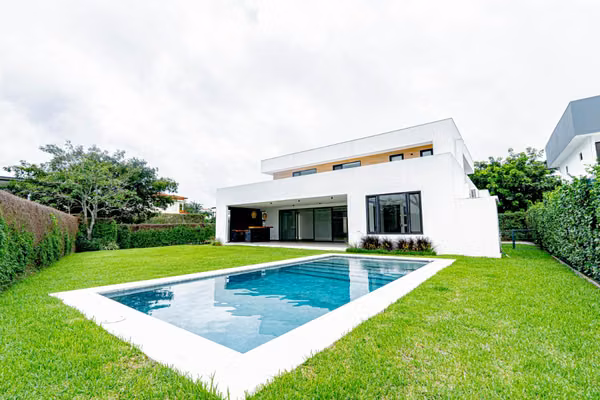 Casa de 5 Habitaciones con Piscina en Alquiler en Valle del Sol, Santa Ana