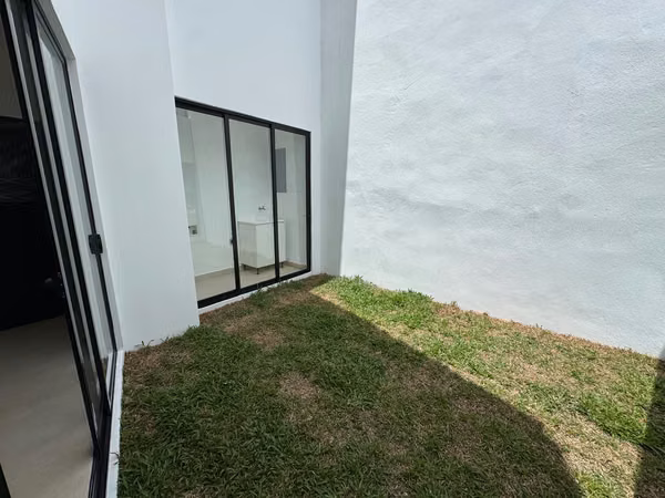 Alquiler en Guachipelin! Lujosa casa esquinera con jardín y acabados modernos.