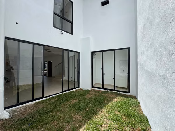Alquiler en Guachipelin! Lujosa casa esquinera con jardín y acabados modernos.