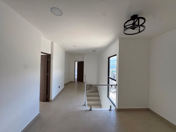 Alquiler en Guachipelin! Lujosa casa esquinera con jardín y acabados modernos.