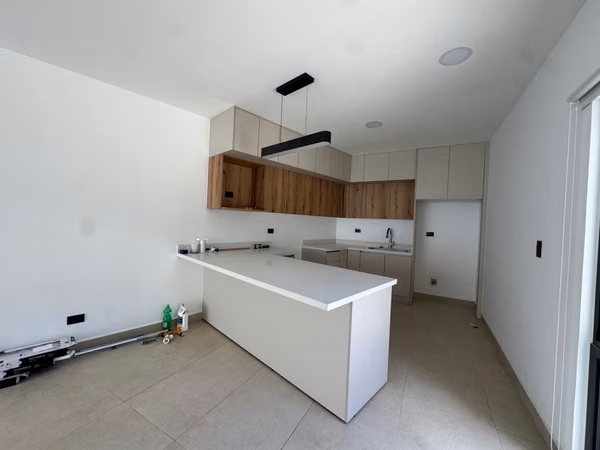 Alquiler en Guachipelin! Lujosa casa esquinera con jardín y acabados modernos.