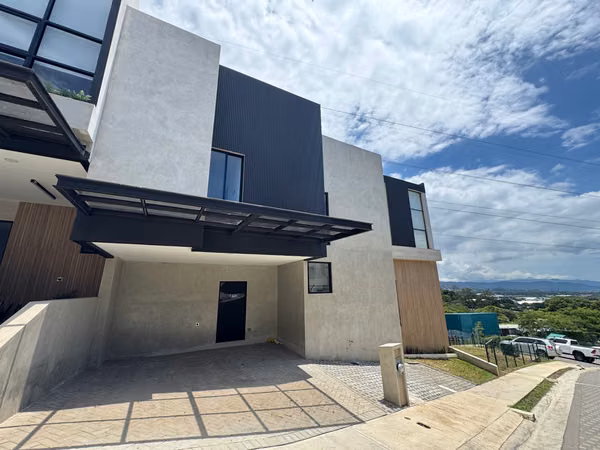 Alquiler en Guachipelin! Lujosa casa esquinera con jardín y acabados modernos.