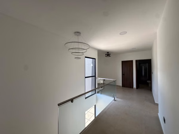 Alquiler en Guachipelin! Lujosa casa esquinera con jardín y acabados modernos.