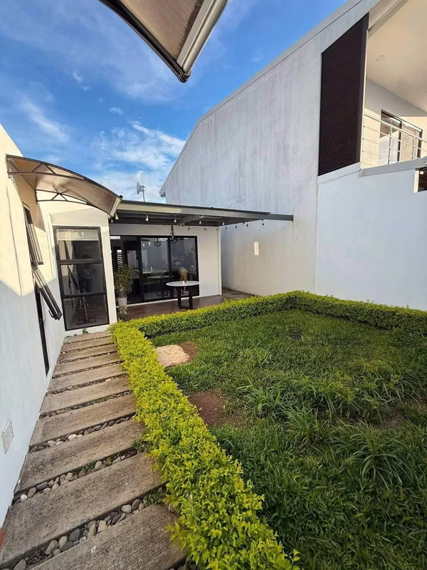 Casa moderna de una planta en venta | Santo Domingo de Heredia