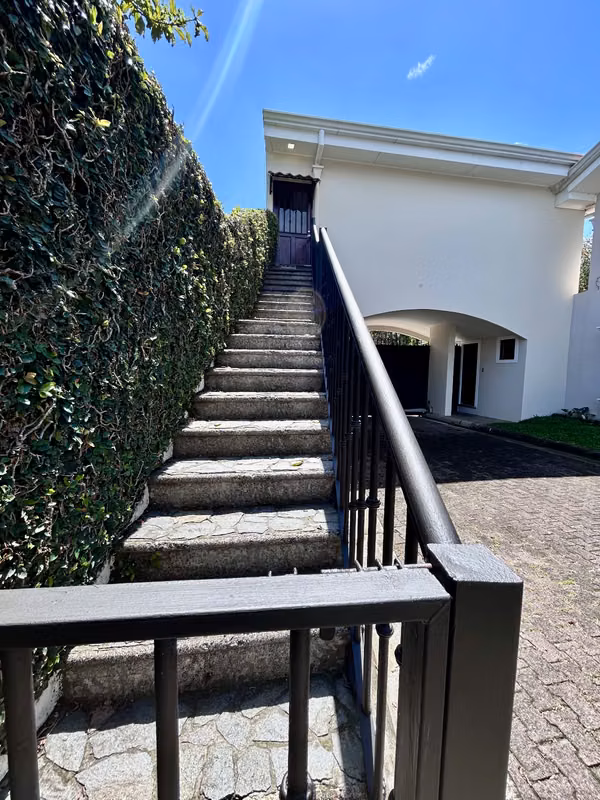 Alquiler de apartamento amueblado, Escazú. Jaboncillos.