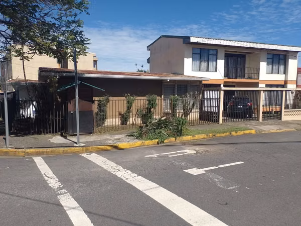 Casa para remodelar en La Granja, San Pedro | Terreno esquinero de 263 m²