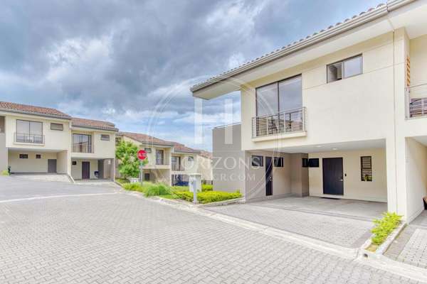 House for Sale in Condominium La Estefana with Private Garden and 4 Parks Noj1104
