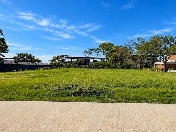LOTE EN VENTA EN LATITUD LINDORA 