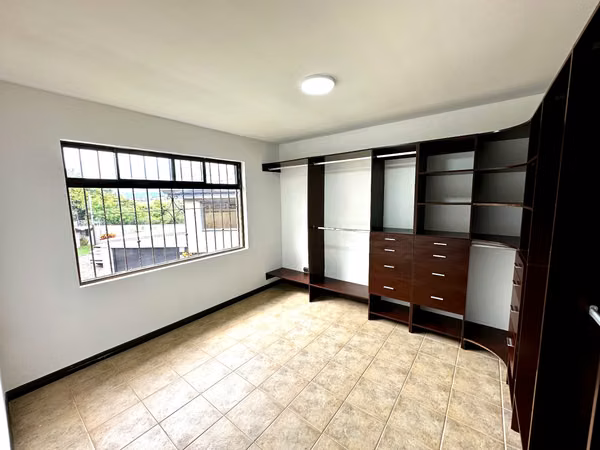 Casa en Alquiler en Guachipelín de Escazú – $2,000 4 hab. 3 baños 3 parqueos.